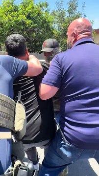 Agentes de ICE en San Diego arrestan a activistas y migrantes durante redada