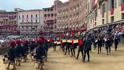 Palio, il corteo storico entra in piazza del Campo