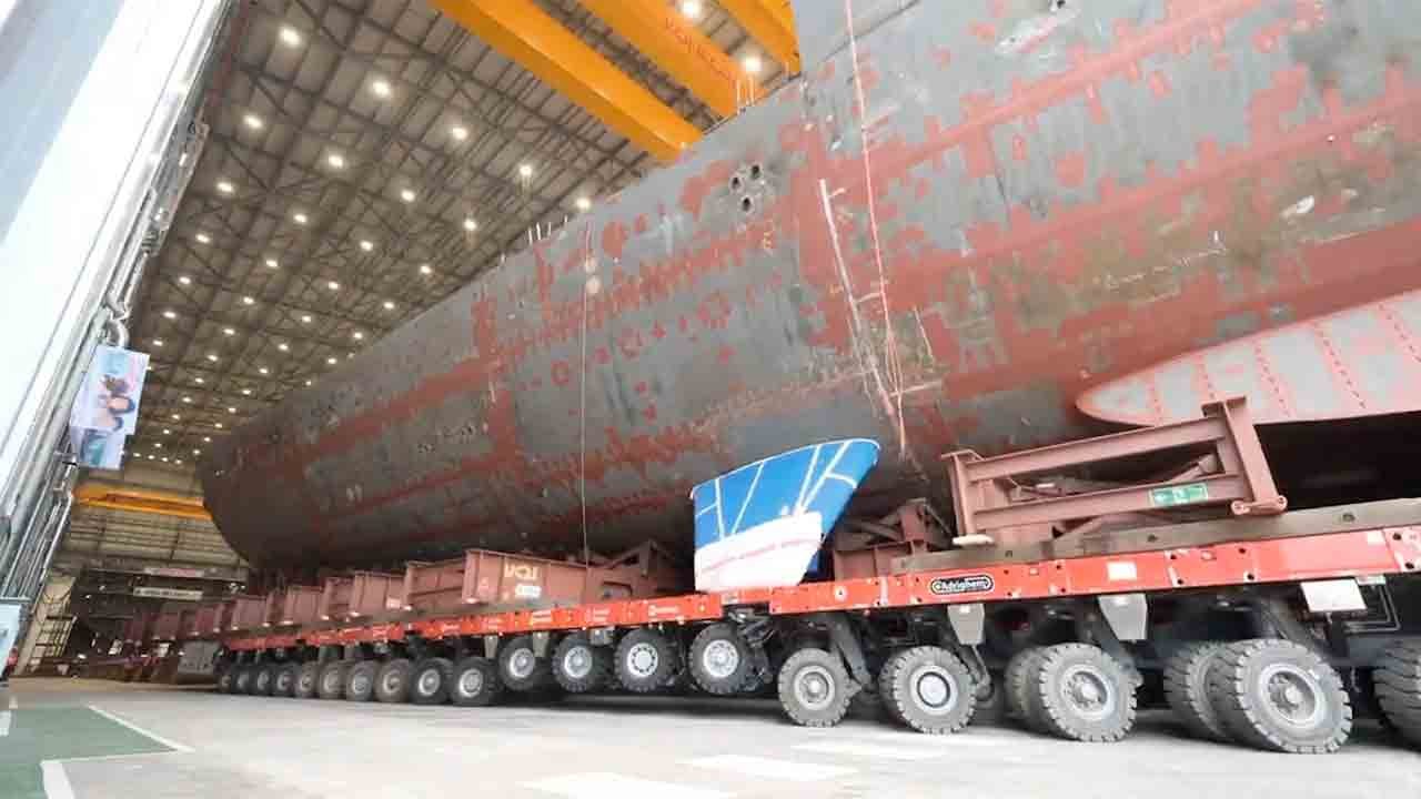 וידאו מראה את הובלת המקטע הענק של פריגטת Type 26 החדשה של הצי המלכותי הבריטי