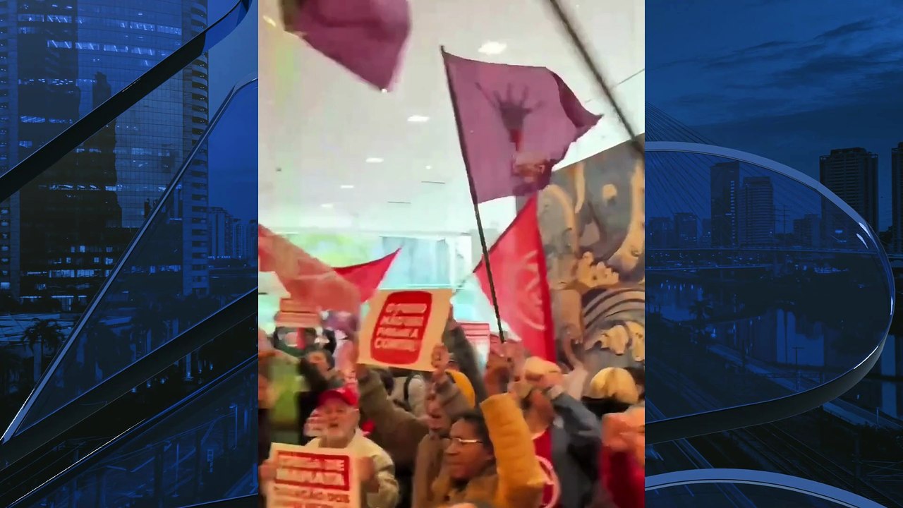 Manifestantes ocupam prédio na Avenida Faria Lima, em SP, e pedem taxação de super-ricos