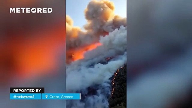 Mass evacuation in Crete due to a massive wildfire! The blaze has been raging out of control on the Greek island in recent hours