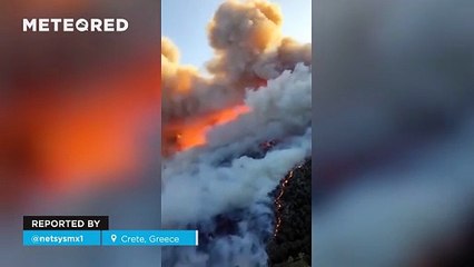 Mass evacuation in Crete due to a massive wildfire! The blaze has been raging out of control on the Greek island in recent hours