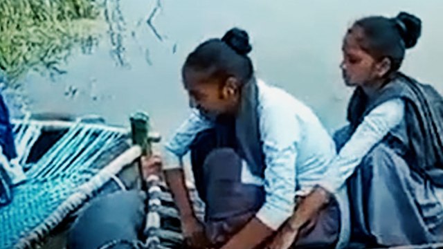 चारपाई के नीचे ट्यूब बांध नदी पार करने को मजबूर बच्चे