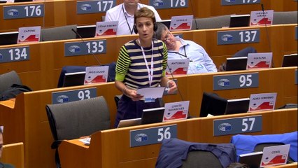 Inéditas imágenes de un eurodiputado maltés en el discurso de una política española