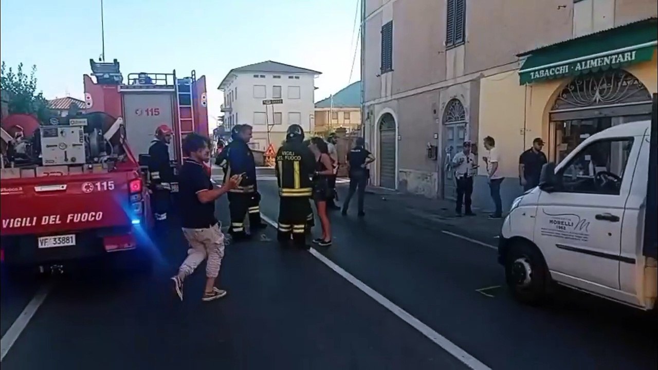 Lucca, furgone contro un'auto: travolta una donna appena uscita da un negozio