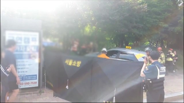 서울 방학동에서 택시가 인도로 돌진...사망 1명·심정지 1명·부상 2명 / YTN