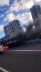 Caminhão pega fogo e bloqueia trânsito em avenida de Salvador; saiba mais