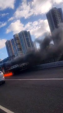 Caminhão pega fogo e bloqueia trânsito em avenida de Salvador; saiba mais