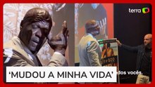 Terry Crews chora ao ser presenteado com cartaz autografado de ‘Cidade de Deus’
