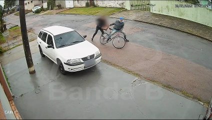 Vídeo: ciclista tenta roubar bolsa de mulher, desiste e bicicleta quebra durante fuga no Umbará