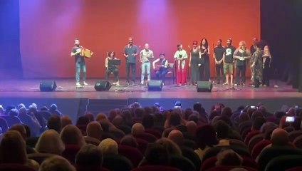 La muixaranga del carraixet, tots els musics i cantants encapçalats per pep gimeno butifarra i crits de mazon dimissió