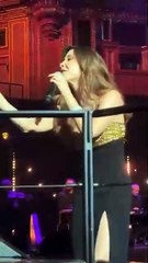 نانسي عجرم تتألق بالشعر الويفي والمكياج البرونزي من حفلها بلندن