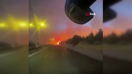 İzmir'deki yangının en net görüntüsü! Araçla alevlerin içinden geçti