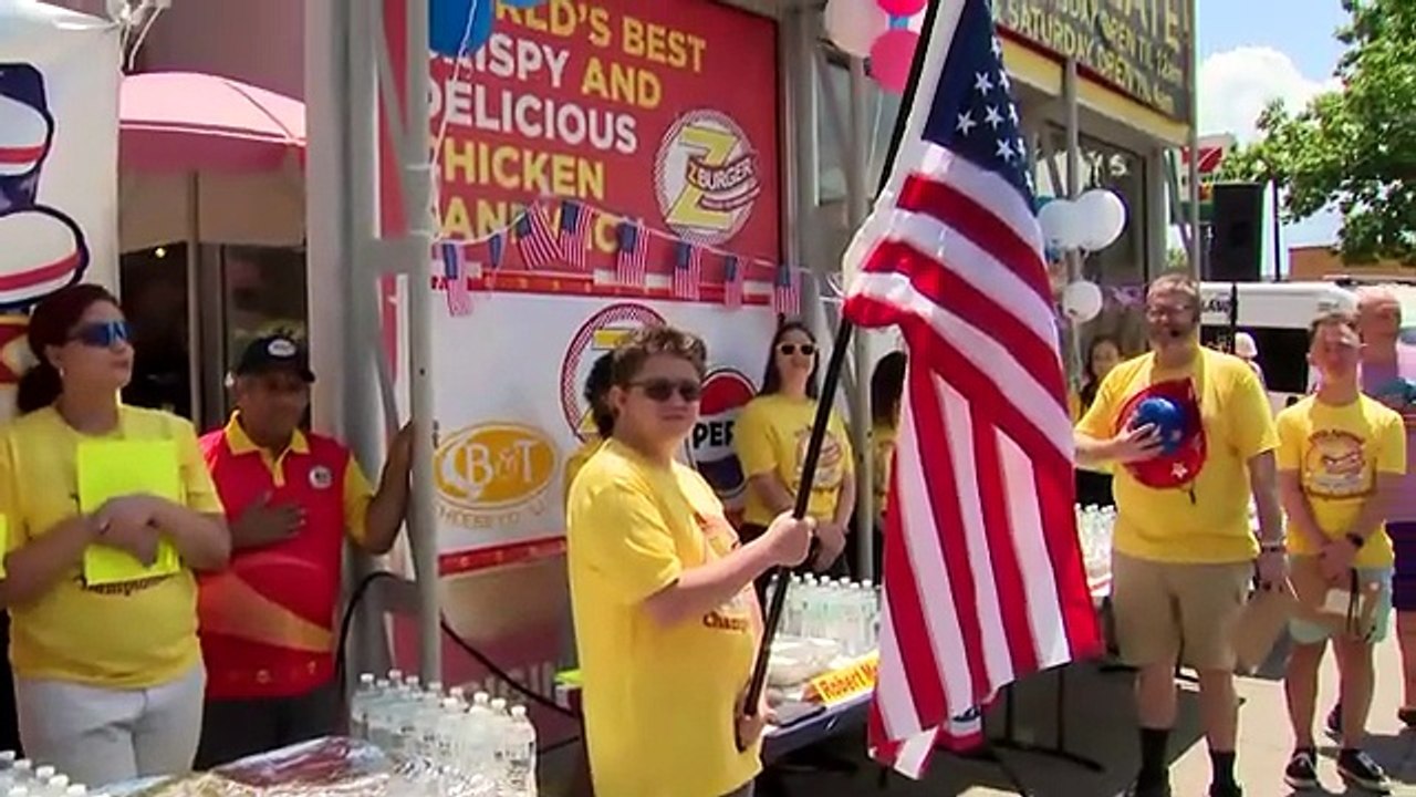 ¡Récord! Molly Schuyler devora 40 hamburguesas y revalida título en Washington