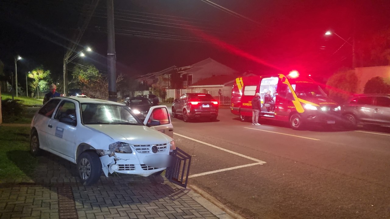 Mulher de 47 anos ferida após colisão entre Fit e Gol na Rua Hyeda Baggio Mayer
