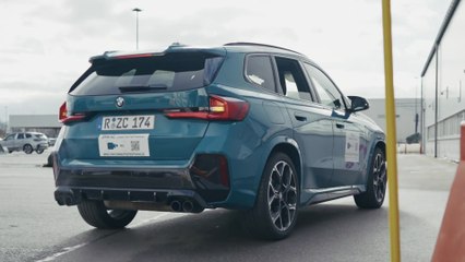 Neufahrzeuge fahren automatisiert im BMW Group Werk Regensburg