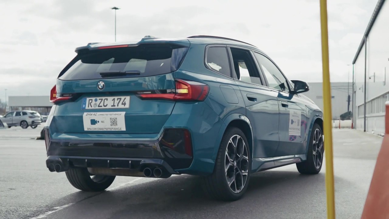 Neufahrzeuge fahren automatisiert im BMW Group Werk Regensburg