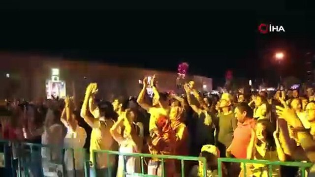 Simge Sağın ile Ceren Özdemir otomobil tutkunlarına unutulmaz bir gece yaşattı