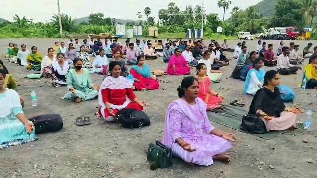 #Amaravati Yoga teachers protest with asanas in front of CM Naidu's house in Undavalli #Yoga teachers staged a unique protest by performing #asanas near CM @ncbn's residence at #Undavalli, demanding Minister @naralokesh's intervention for payment of