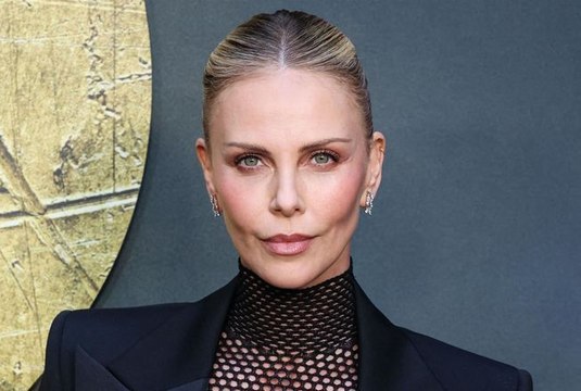 Charlize Theron : l’actrice dévoile son astuce simple pour attacher son carré court en queue-de-cheval