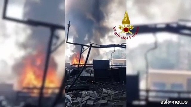 Esplosione a Roma, vigili del fuoco al lavoro per spegnere le fiamme