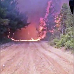 Buca yangınına müdahale eden ekip alevlerin arasında kaldı