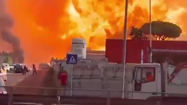 Paura a Roma, esplode un distributore di benzina: ci sono feriti