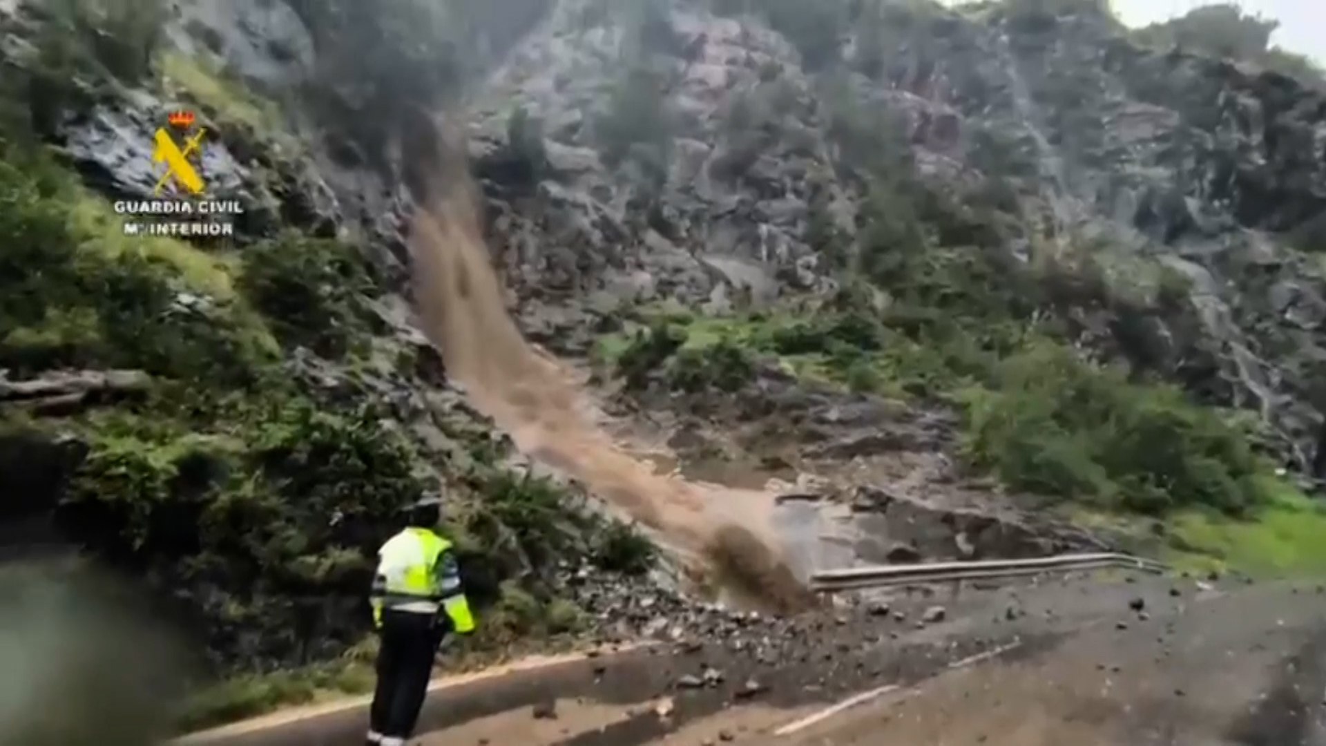 La carretera A-2606, que conecta Panticosa con el Balneario de Panticosa, ha sido cortada al tr�fico en direcci�n al municipio de Huesca debido a un desprendimiento de rocas.

Seg�n ha informado la Guardia Civil, el aviso se recibi� a las 18:51 horas a trav�s del servicio de emergencias 112, alertando de un desprendimiento en el tramo comprendido entre los kil�metros 7 y 8,5 de esta v�a del Pirineo oscense.