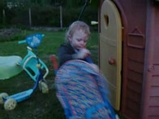 Tom pousse sa poussette