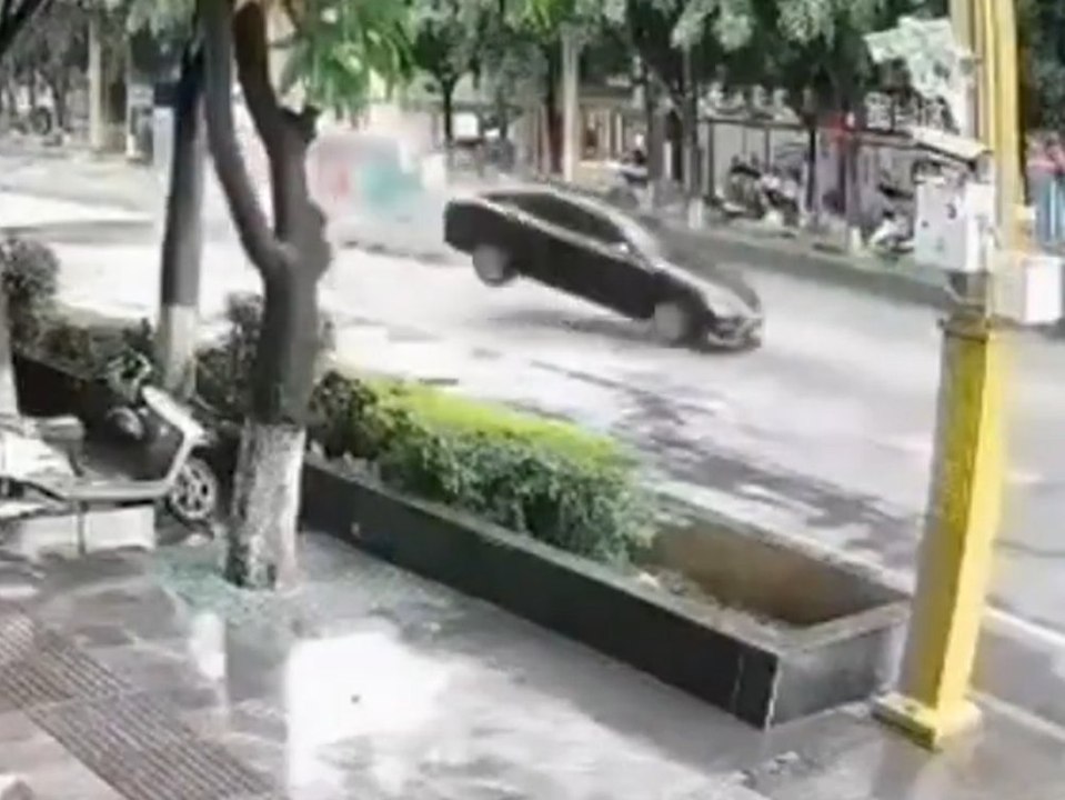 Senkloch öffnet sich in Straße - Auto hebt ab