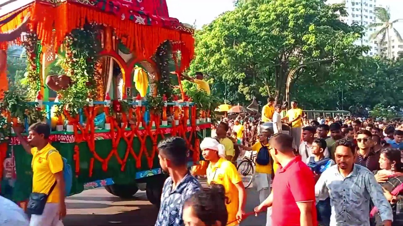 ঢাকার রাজপথে শ্রী শ্রী জগন্নাথ দেবের রথ এগিয়ে চলছে স্বামীবাগ ইসকন মন্দির থেকে ঢাকেশ্বরী মন্দির
