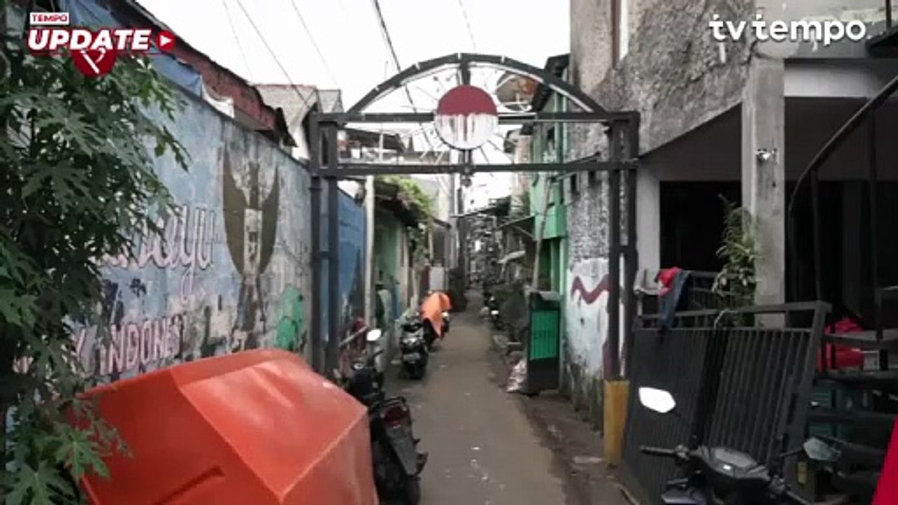 Warga Bidara Cina Mulai Bersihkan Rumah Usai Dilanda Banjir 2 Meter