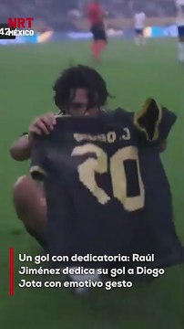 Tras anotar su gol en el partido ante Estados Unidos, Raúl Jiménez rindió homenaje a Diogo Jota al mostrar una camiseta de la Selección con su nombre. El delantero mexicano dedicó su anotación al futbolista portugués, con quien compartió vestidor en el Wo