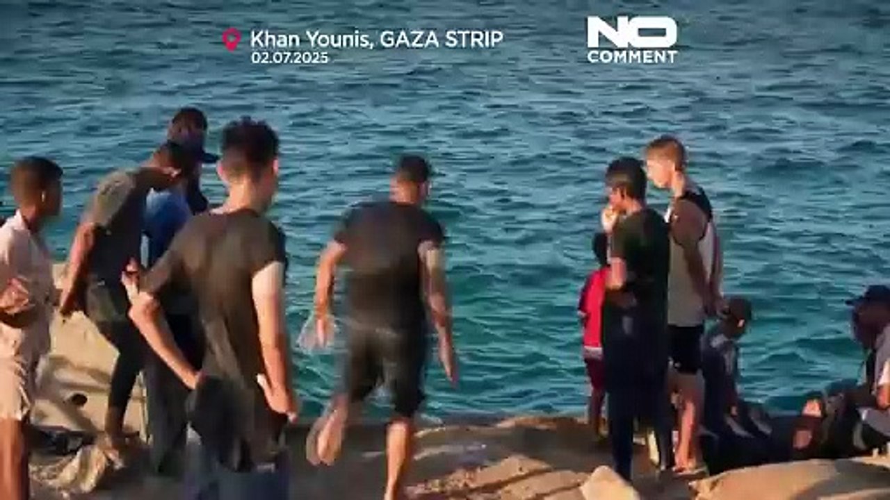 Οι οικογένειες στη Γάζα στρέφονται στη θάλασσα καθώς εξαιτίας της ζέστης και της έλλειψης νερού