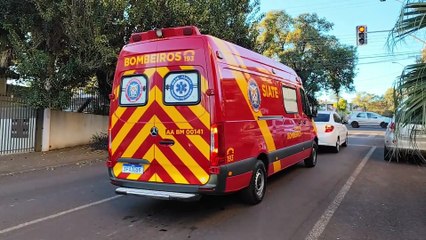 Colisão traseira entre carro e moto deixa garupa ferida na Rua Vicente Machado