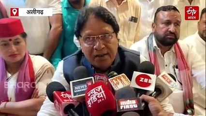 अलीगढ़ मॉब लिंचिंग पीड़ितों को सपा सांसद रामजीलाल सुमन ने बांटे चेक, कांवड़ यात्रा को लेकर सरकार को घेरा