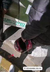 Imágenes fuertes: El atacante de la avenida Heroínas intentó herirse dentro de la patrulla