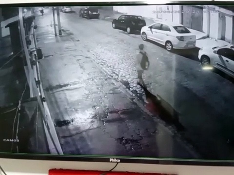 Vídeo mostra momento em que entregador tem moto roubada enquanto trabalhava na Jatiúca