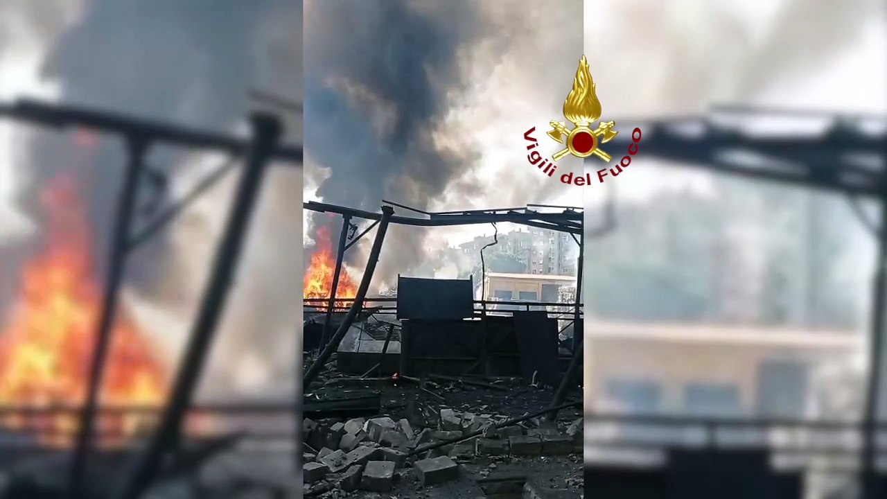 Roma: esplode distributore di carburanti in zona Casalino -  Le immagini delle operazioni da terra