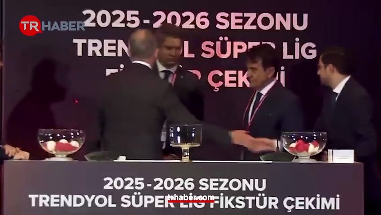 Fikstür çekiminde soğuk rüzgarlar! Ezeli rakipler tokalaşmadı!