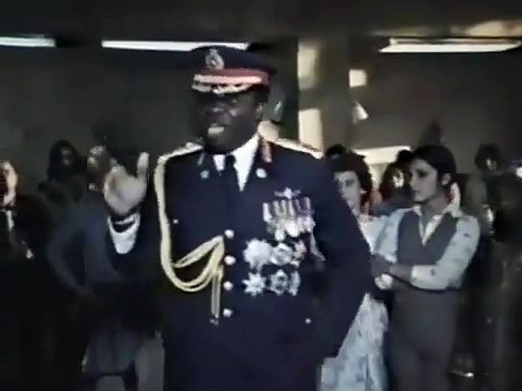 Idi Amin visita a los rehenes en el aeropuerto de Entebbe, Uganda, 1976