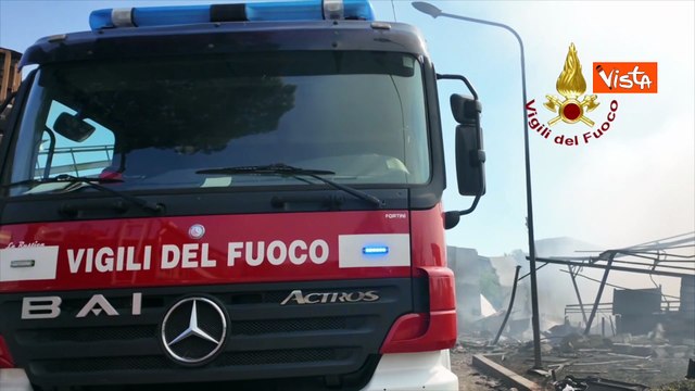 Esplode distributore carburanti a Roma, le operazioni di spegnimento dei Vigili del fuoco