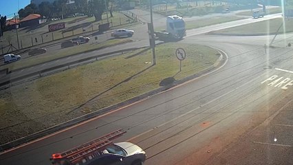 Caminhonete e bitrem batem no Trevo da Portal, em Cascavel