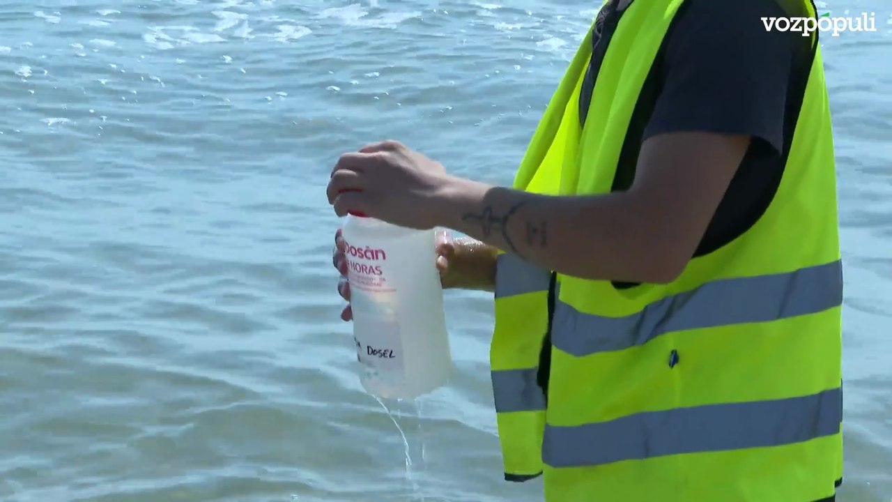 Agua tóxica en la playa del Dossel en Cullera (Valencia)