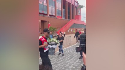 Jordan Henderson, se junta aos torcedores para homenagear Diogo Jota após sua trágica morte