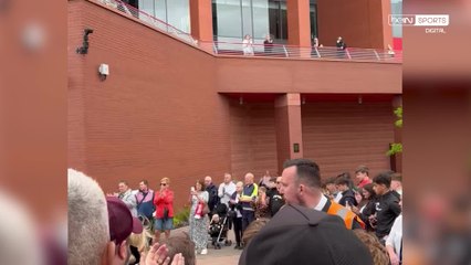 Everton brings an offering to Anfield in memory of Diogo Jota