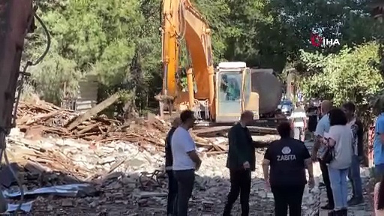 İstanbul’da faciadan dönüldü: 11 katlı bina yıkım sırasında yola çöktü