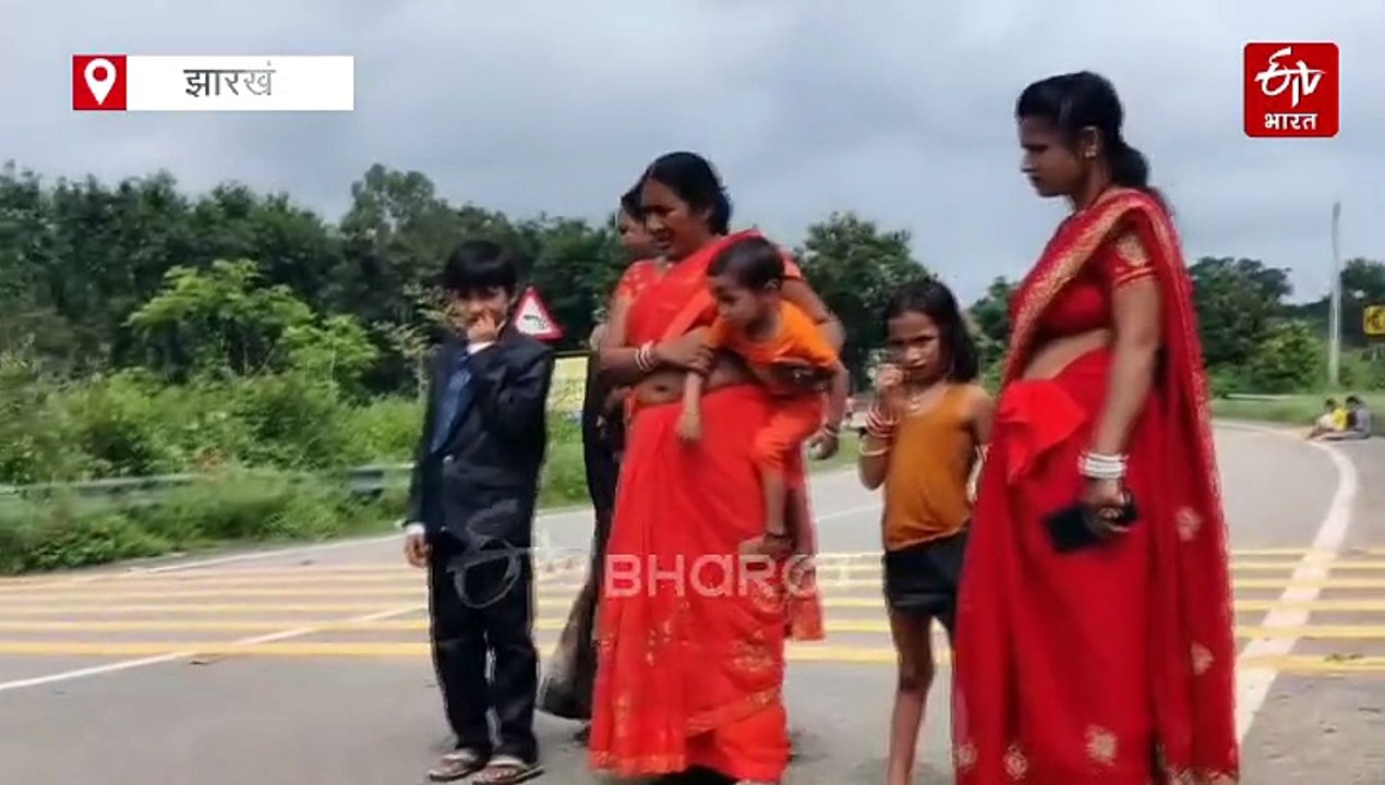 खूंटी में जान जोखिम में डाल स्कूली बच्चे पार कर रहे टूटा पुल, कभी भी हो सकता है बड़ा हादसा