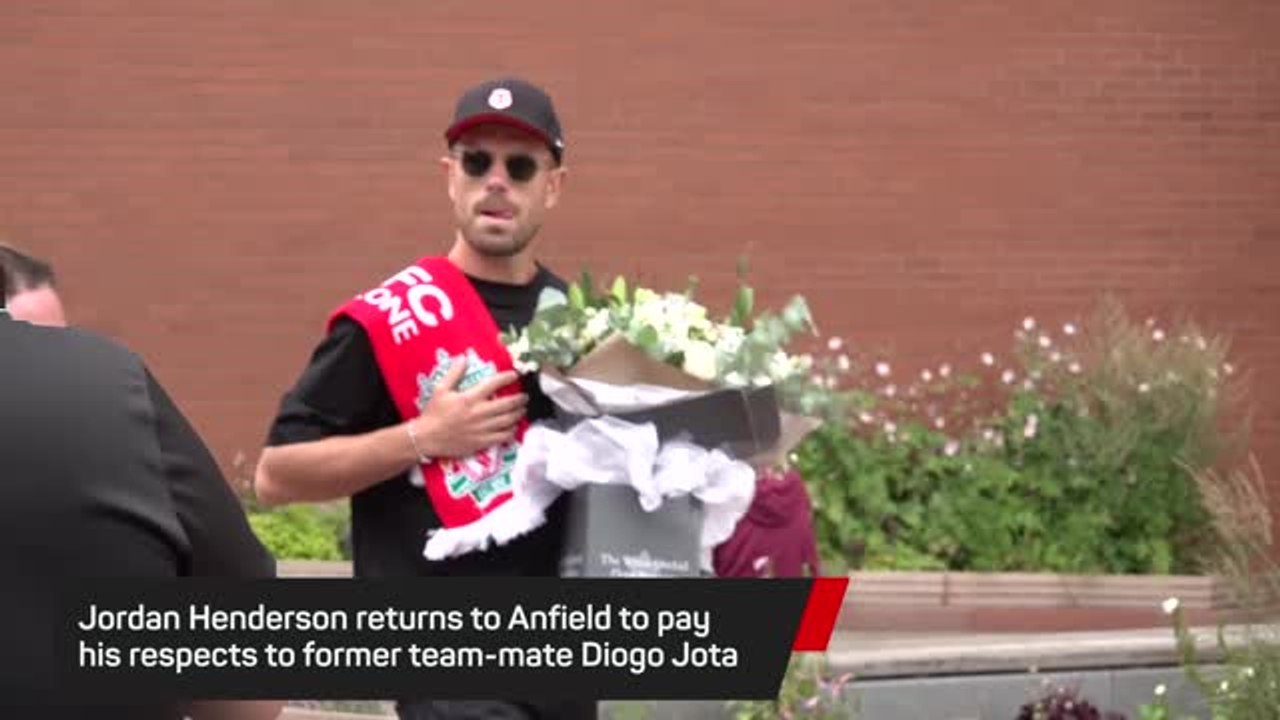 Henderson returns to Anfield to pay respects to Diogo Jota - video ...
