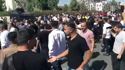 İstifa sloganlarına tepki gösterdi, meydan dayağı attılar!